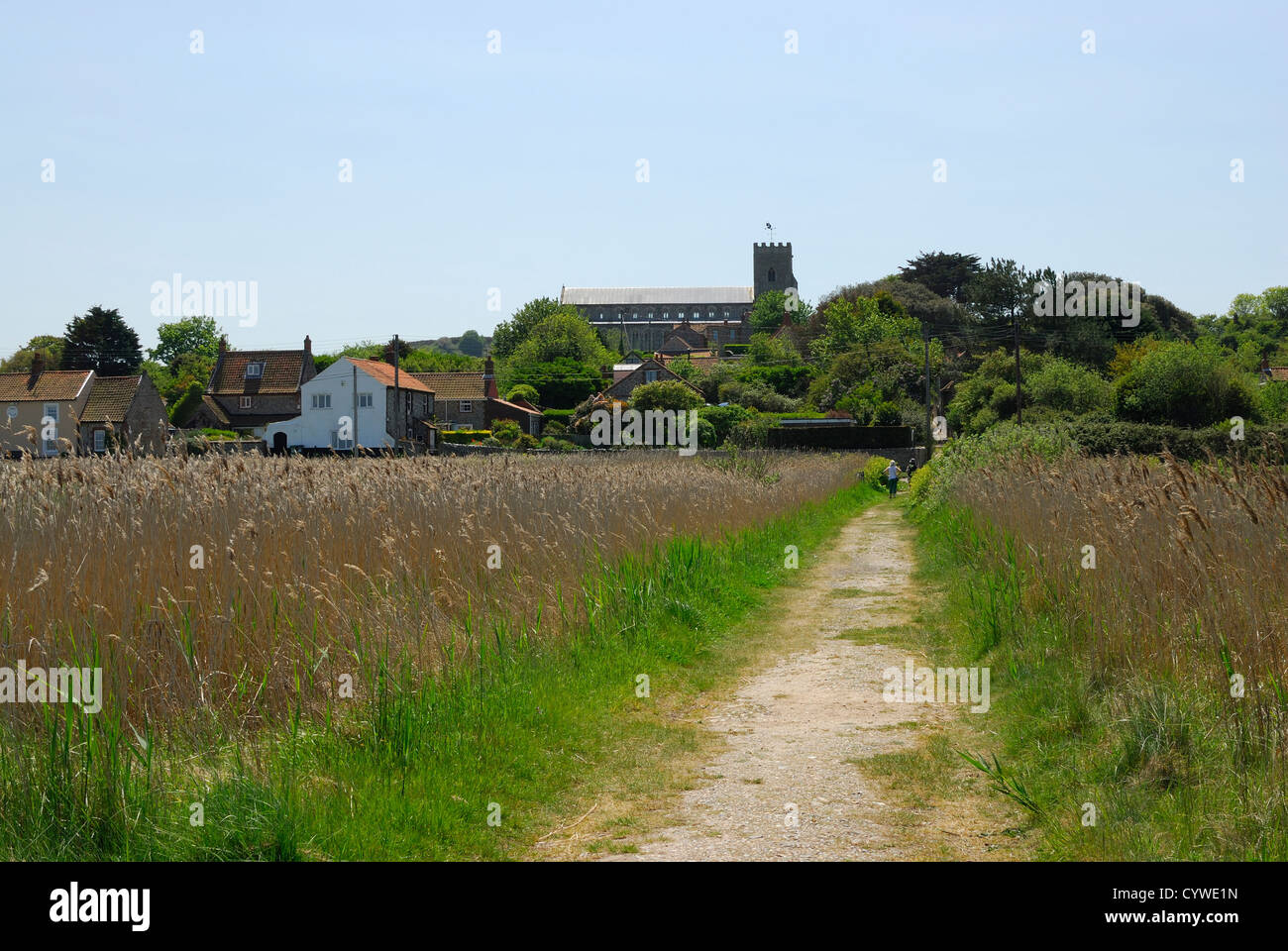 Il villaggio di Salthouse, Norfolk, East Anglia, UK, visto dal sentiero per la spiaggia Foto Stock