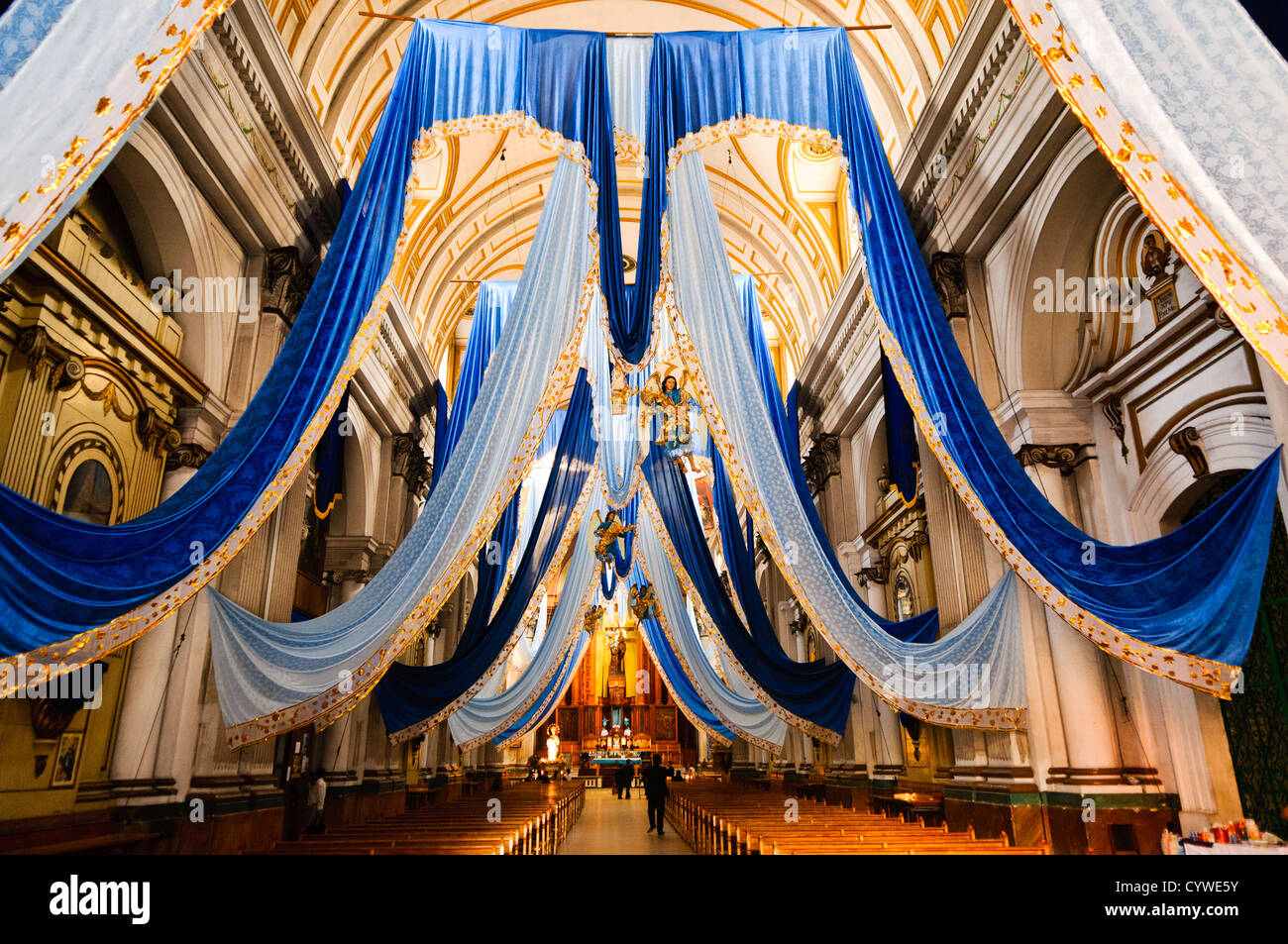 Iglesia San Francisco Interior Guatemala City // CITTÀ DEL GUATEMALA, Guatemala — interno della Iglesia San Francisco (Chiesa di San Francesco) nel centro di città del Guatemala. La storica chiesa cattolica, costruita in stile barocco, risale al XVIII secolo ed è una delle più antiche strutture religiose della capitale del Guatemala. La chiesa ospita importanti manufatti religiosi e opere d'arte e funge sia da luogo di culto che da importante punto di riferimento culturale. Il sito è sopravvissuto a numerosi terremoti che hanno colpito la regione nel corso della sua storia. Foto Stock