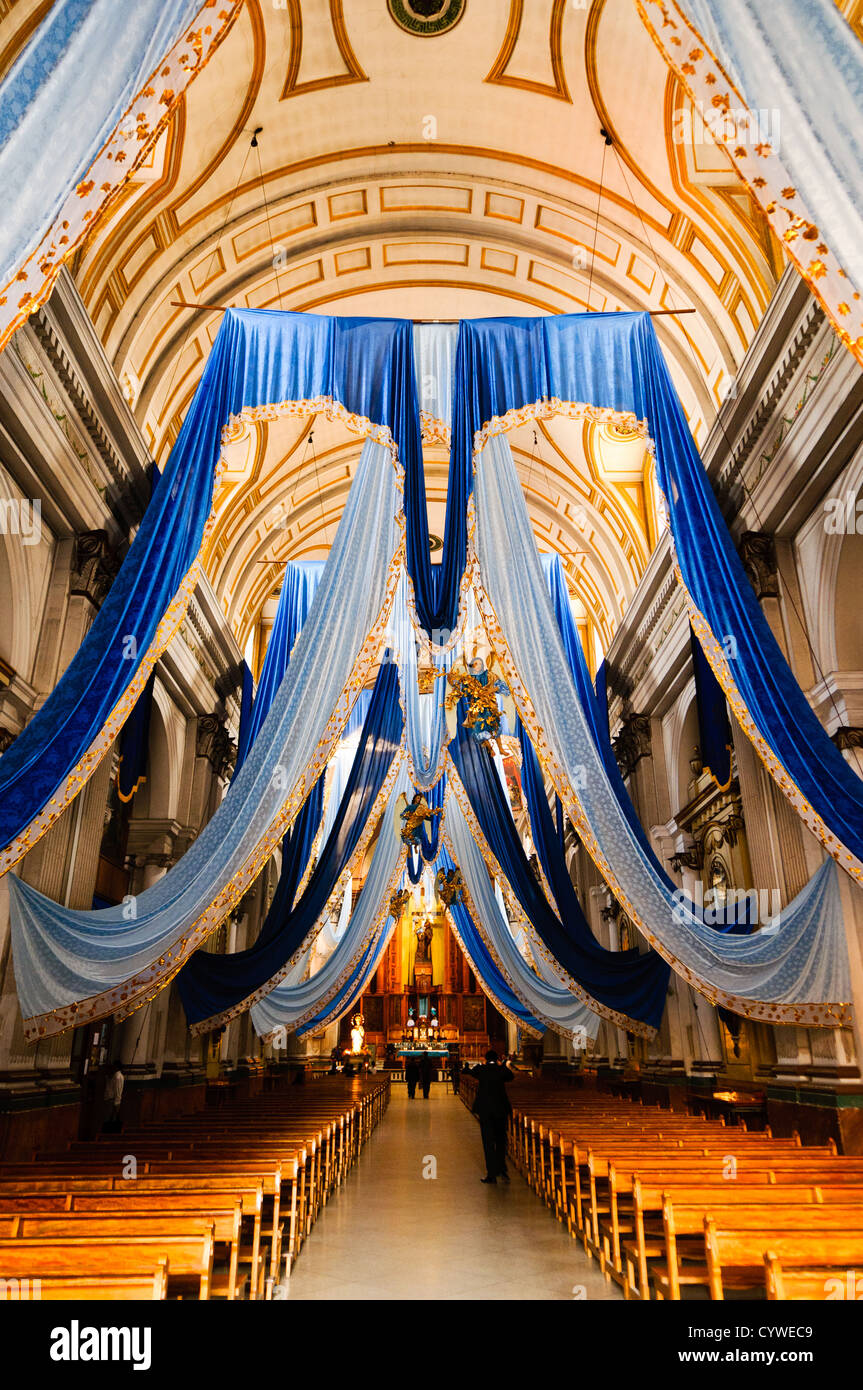 Iglesia San Francisco Interior Guatemala City Guatemala // CITTÀ DEL GUATEMALA, Guatemala — interno della Iglesia San Francisco (Chiesa di San Francesco) nel centro di città del Guatemala. La storica chiesa cattolica, costruita in stile barocco, risale al XVIII secolo ed è una delle più antiche strutture religiose della capitale del Guatemala. La chiesa ospita importanti manufatti religiosi e opere d'arte e funge sia da luogo di culto che da importante punto di riferimento culturale. Il sito è sopravvissuto a numerosi terremoti che hanno colpito la regione nel corso della sua storia. Foto Stock