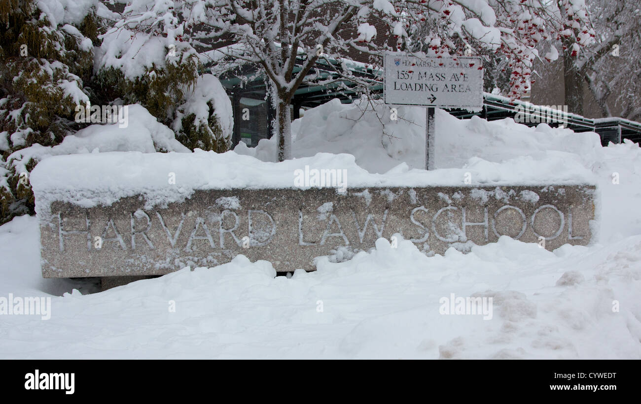 Coperte di neve segno concreto della scuola di diritto di Harvard campus dell'Università di Cambridge, MA, annunciando la scuola. Foto Stock