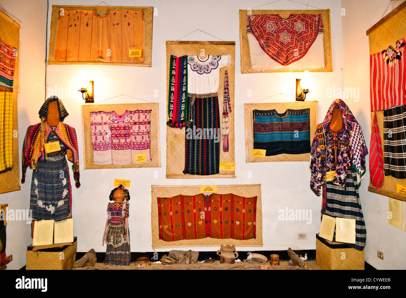 Esempi di tessitura tradizionale sul display di Casa del Tejido Antiguo, un indigeno museo tessile e mercato in Antigua, Guatemala Foto Stock
