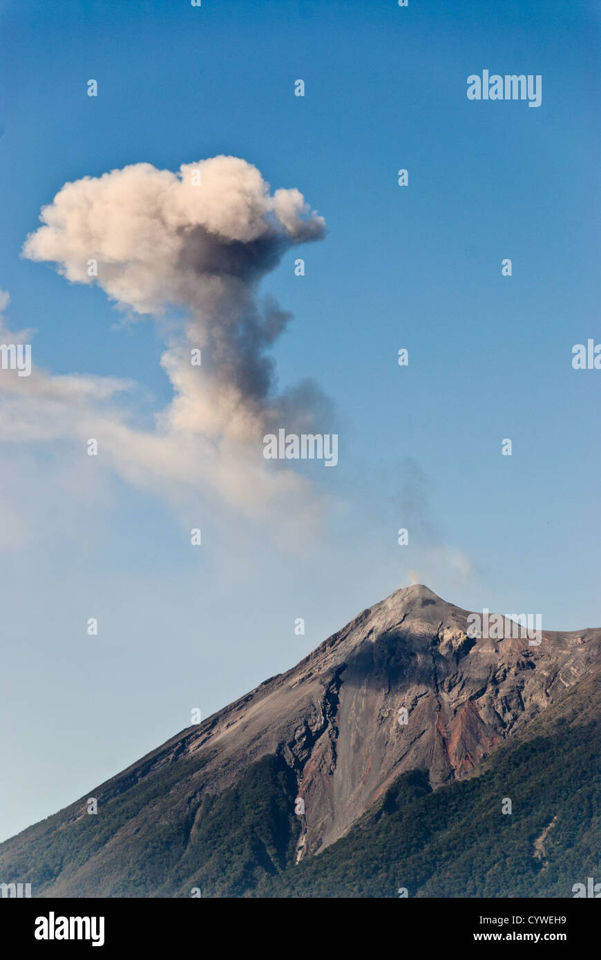 Volcán de Fuego Ash Plume Antigua Guatemala // ANTIGUA GUATEMALA, Guatemala — Volcán de Fuego emette una grande sfoglia di cenere e fumo vicino ad Antigua Guatemala. Famosa per la sua architettura barocca spagnola ben conservata e per le numerose rovine dei terremoti, Antigua Guatemala è un sito patrimonio dell'umanità dell'UNESCO ed ex capitale del Guatemala. Foto Stock