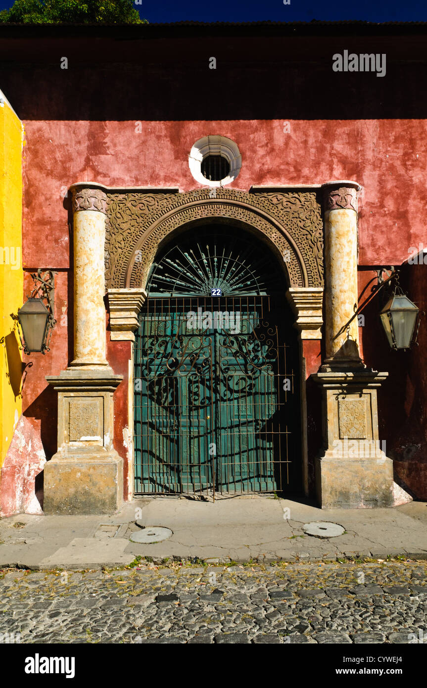 Una porta di ingresso per uno storico spagnolo edificio coloniale di Antigua Guatemala. Famosa per il suo ben conservato spagnolo di architettura barocca come pure un certo numero di rovine da terremoti, Antigua Guatemala è un sito Patrimonio Mondiale dell'UNESCO ed ex capitale del Guatemala. Foto Stock