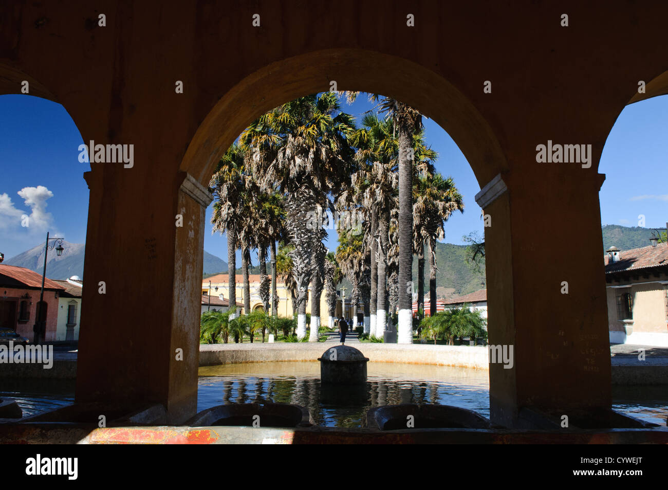 Rovine del monastero di Santa Clara Antigua Guatemala // ANTIGUA, Guatemala - le rovine del monastero e della chiesa di Santa Clara sono una testimonianza silenziosa della storia coloniale. La facciata ornata e le pareti sbriciolate, adagiate su uno sfondo di vegetazione lussureggiante e vulcani lontani, esemplificano l'architettura barocca e le sfide sismiche che caratterizzano il paesaggio urbano di Antigua, Patrimonio dell'Umanità dell'UNESCO. Foto Stock