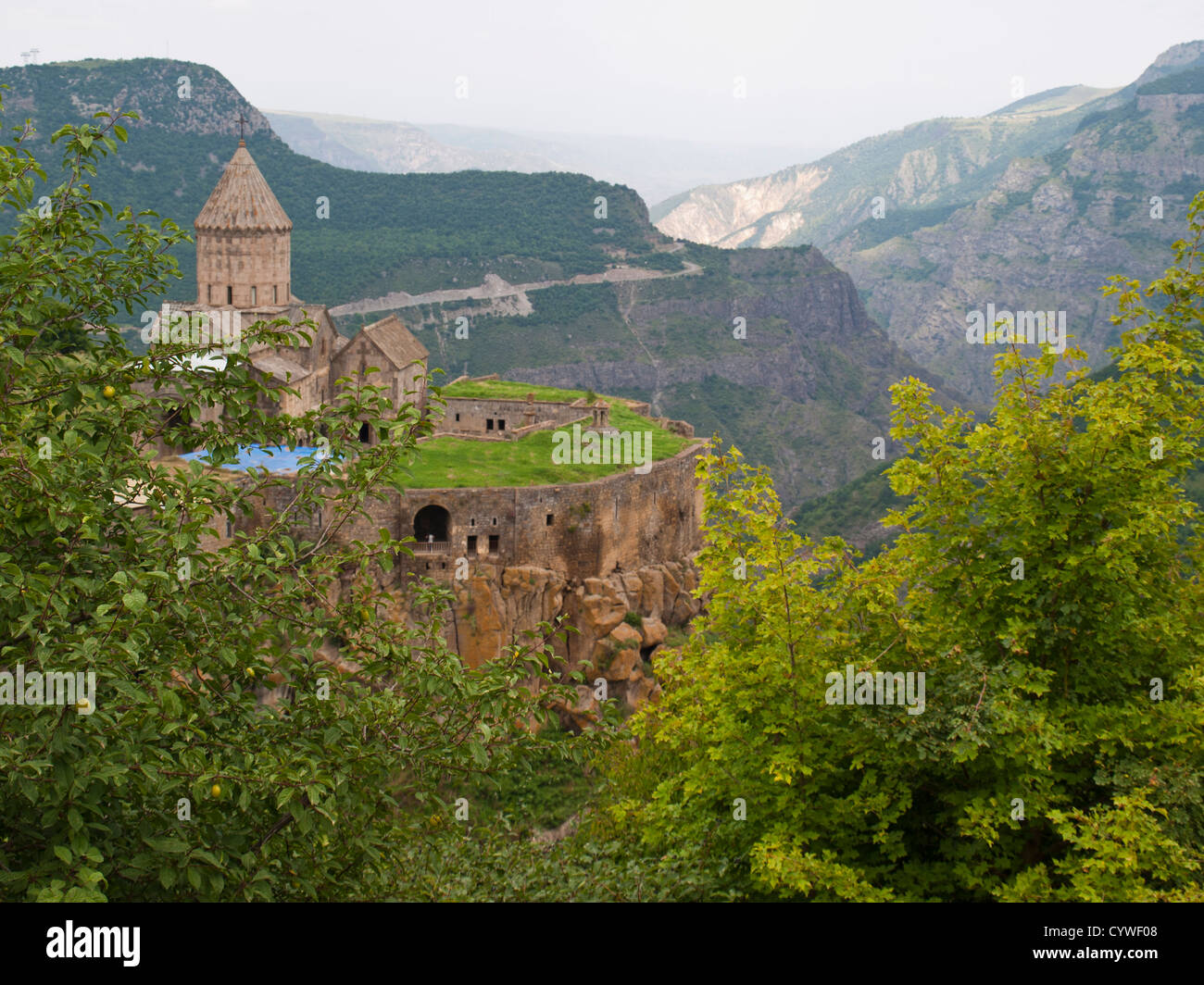 Monastero di Tatev sul bordo roccioso della montagna Foto Stock