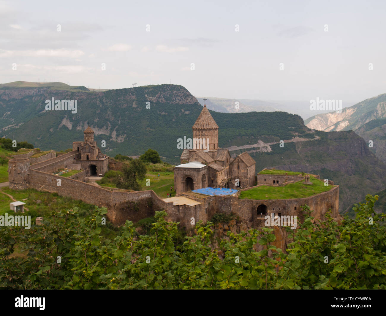 Monastero di Tatev sul bordo roccioso della montagna Foto Stock
