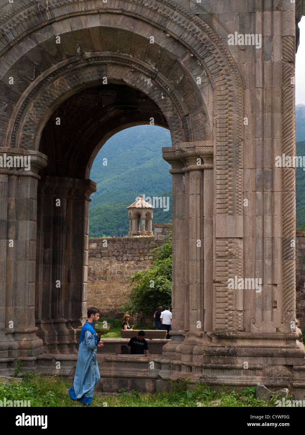 Monastero di Tatev, monaco vicino Surp Poghos-Petros ingresso della chiesa Foto Stock