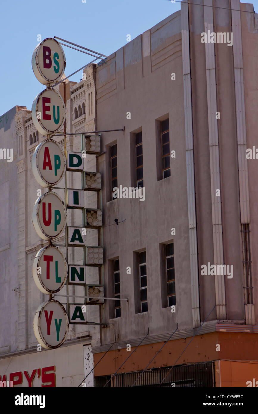 Il vecchio segno su un edificio nel centro di El Paso, Texas Foto Stock