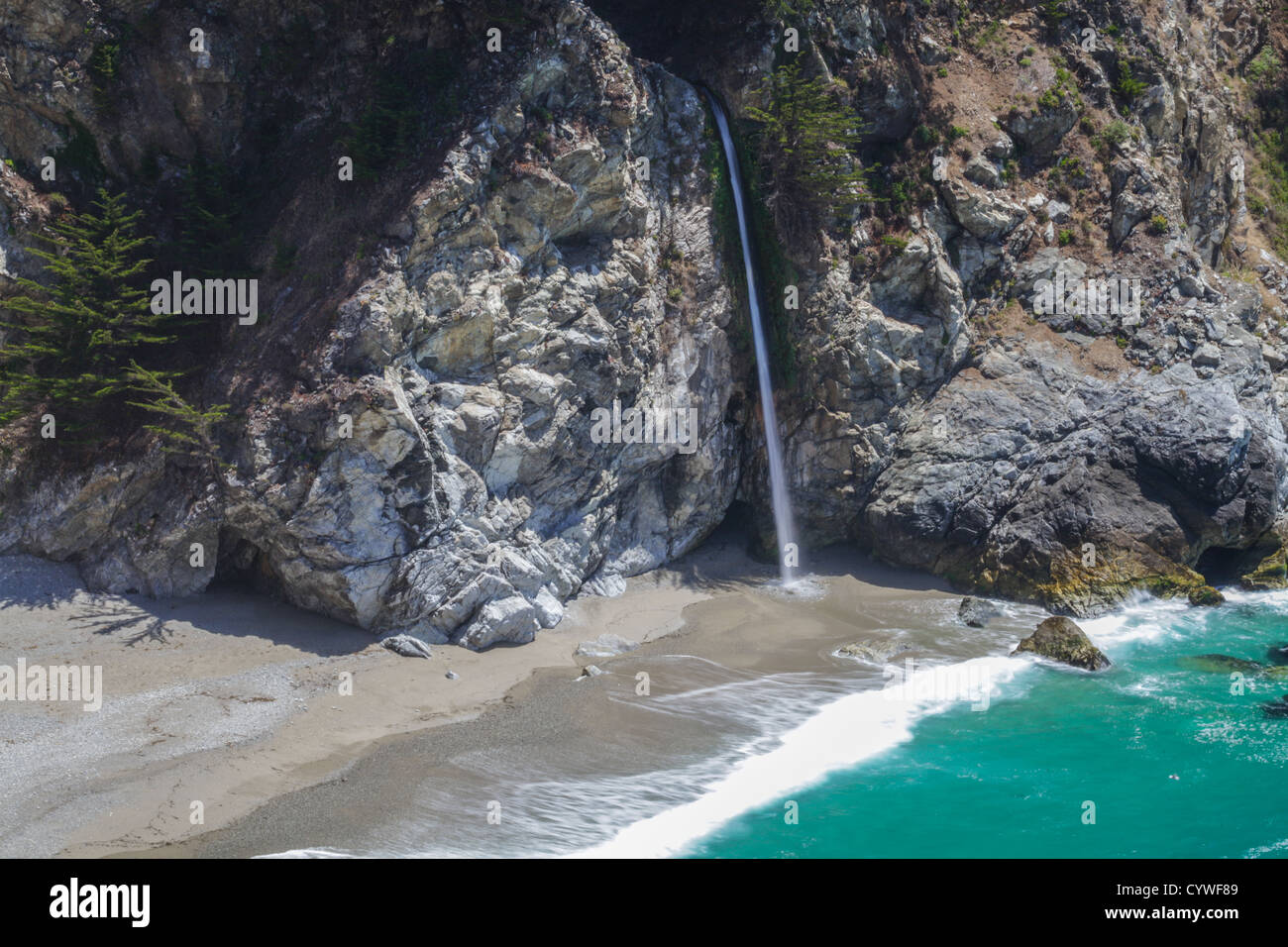 La famosa cascata a Julia Pfeiffer Burns State Park Foto Stock