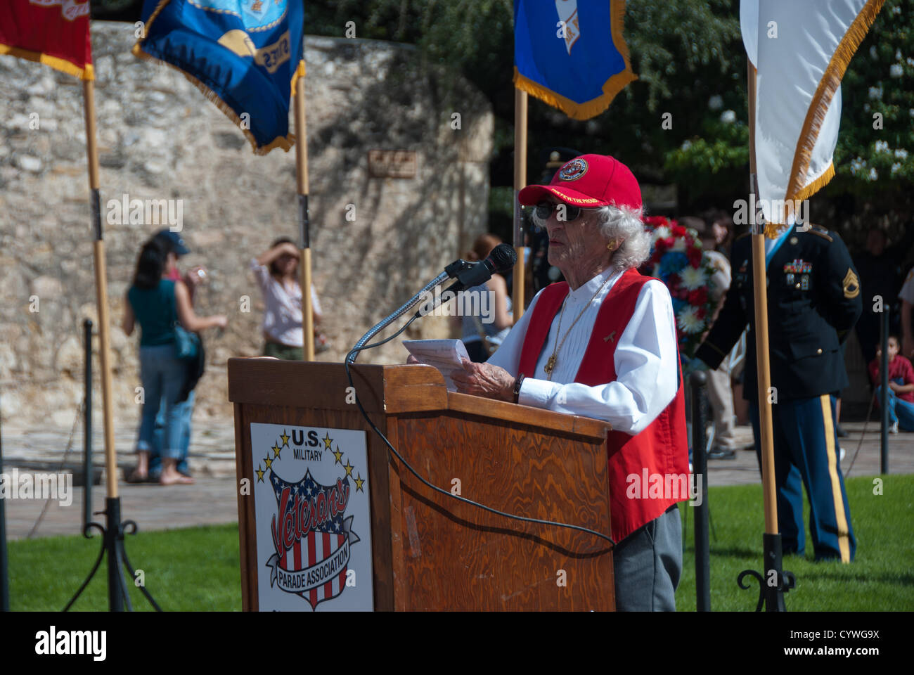 10 Novembre 2012 San Antonio, Texas, Stati Uniti d'America - Anne Collins, pensionato Sgt. USMC, parla al Veteran's Day Memorial nella parte anteriore del Alamo in San Antonio, Texas. La sig.ra Collins, 91, servita come infermiera in WW II, Foto Stock