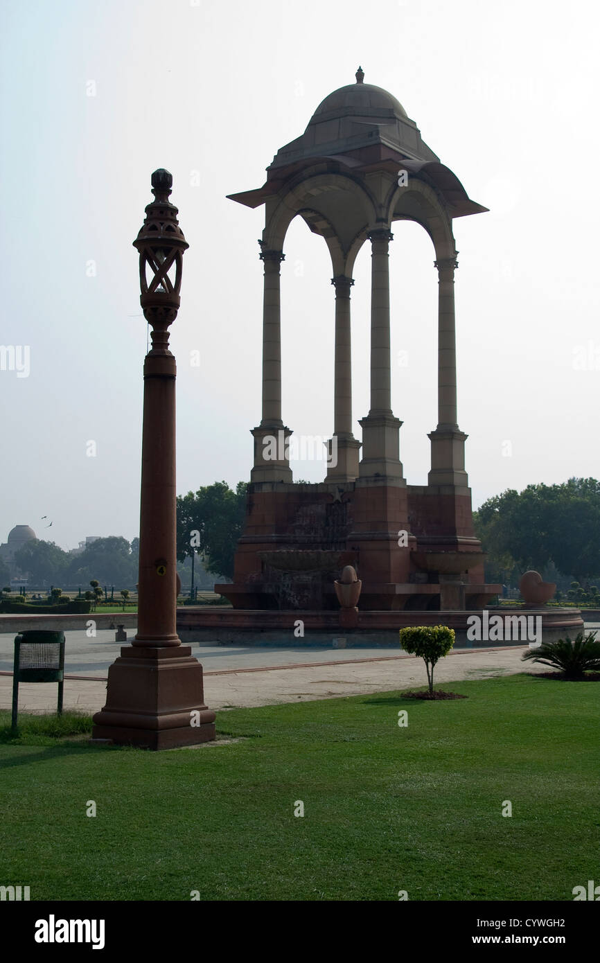 Colonne in pietra il supporto di tettoia e lampada posta nei pressi di India Gate in New Delhi, India, Asia Foto Stock