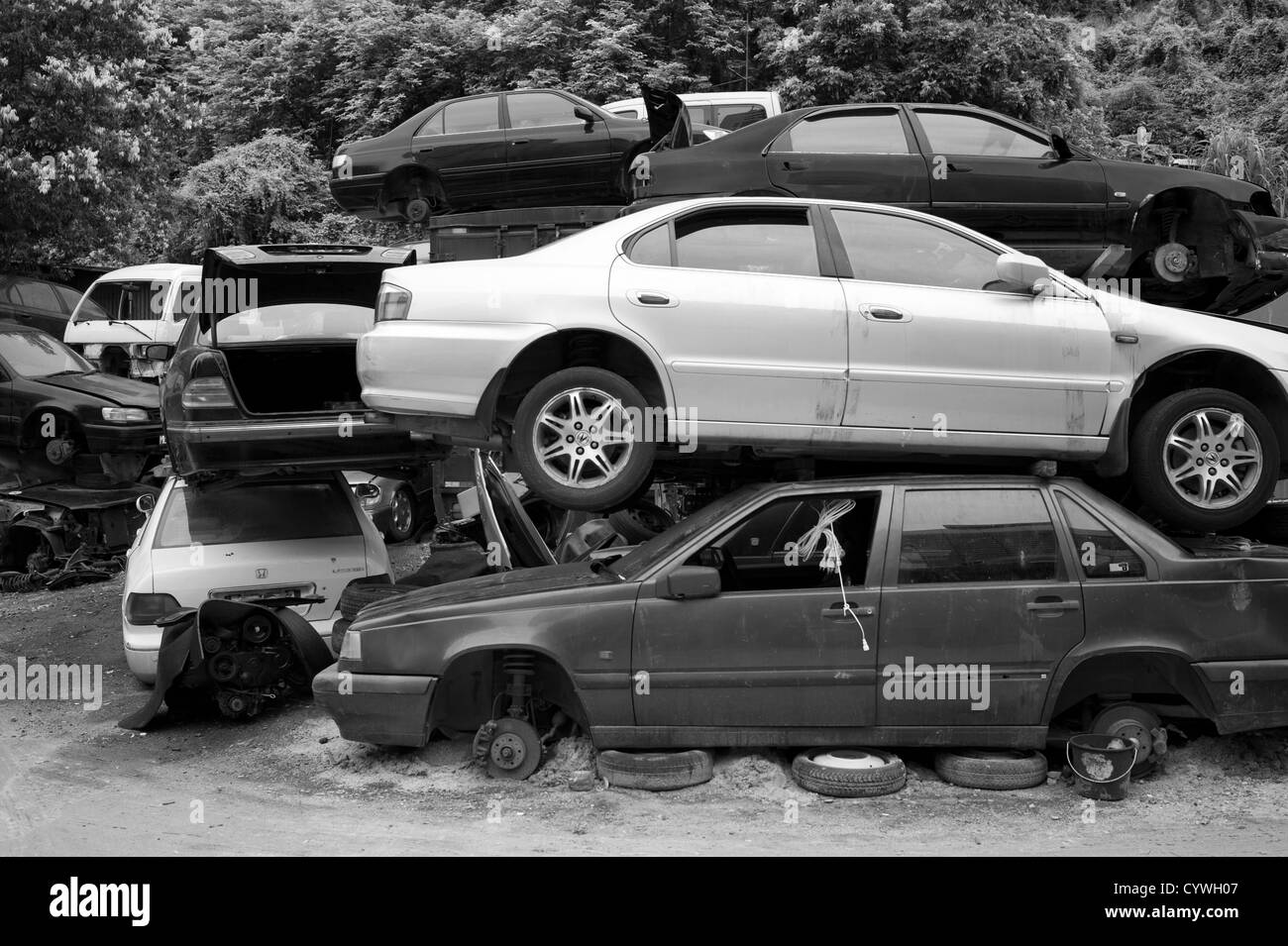 Auto accatastate in un cantiere wreckers,macau Foto Stock