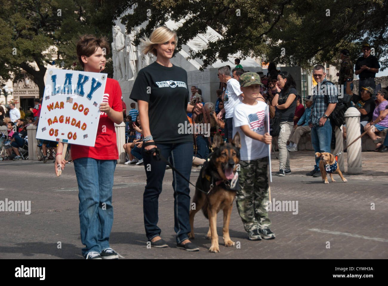 10 Novembre 2012 San Antonio, Texas, Stati Uniti d'America - Laky, un pensionato cane di guerra dalla guerra in Iraq, partecipa ai veterani parata del giorno come Max, un Corgi mix Beagle, guarda a. Foto Stock