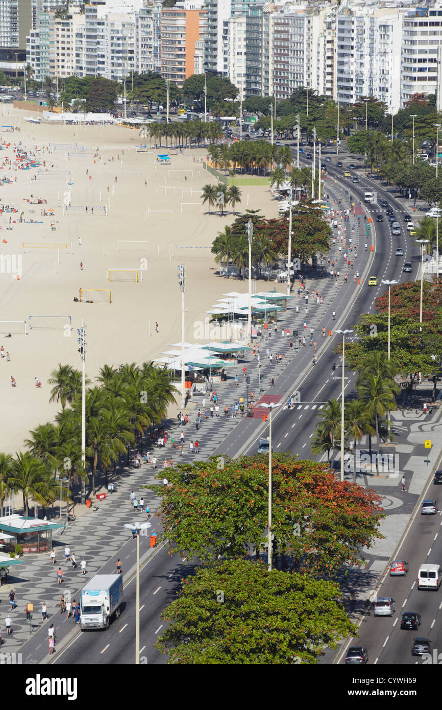 Vista della spiaggia di Copacabana e Avenida Atlantica, Copacabana, Rio de Janeiro, Brasile Foto Stock