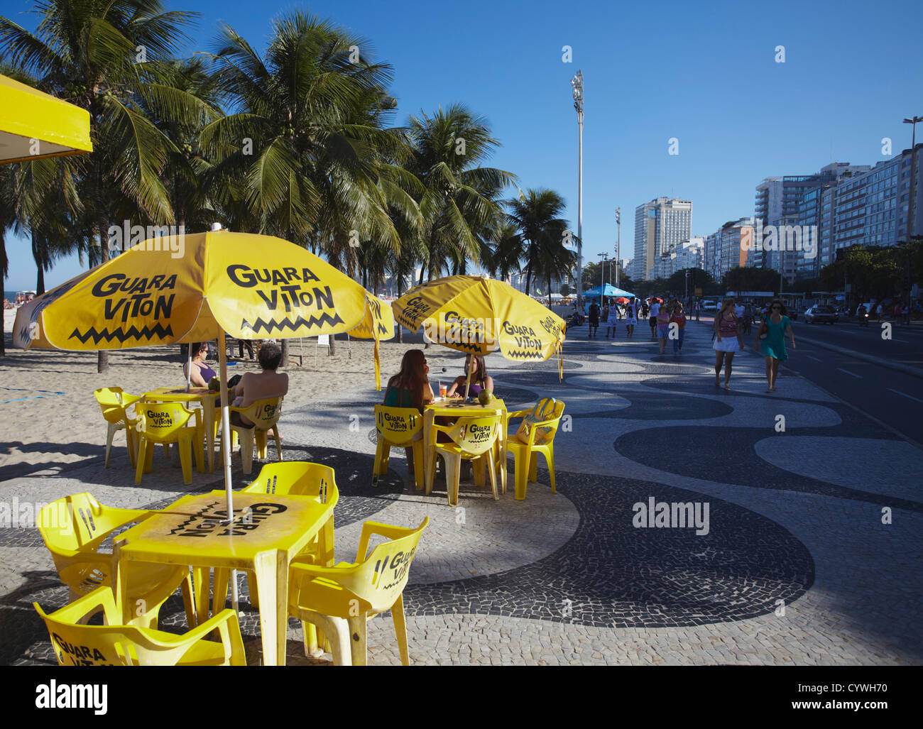 Cafe su Avenida Atlantica, Copacabana, Rio de Janeiro, Brasile Foto Stock