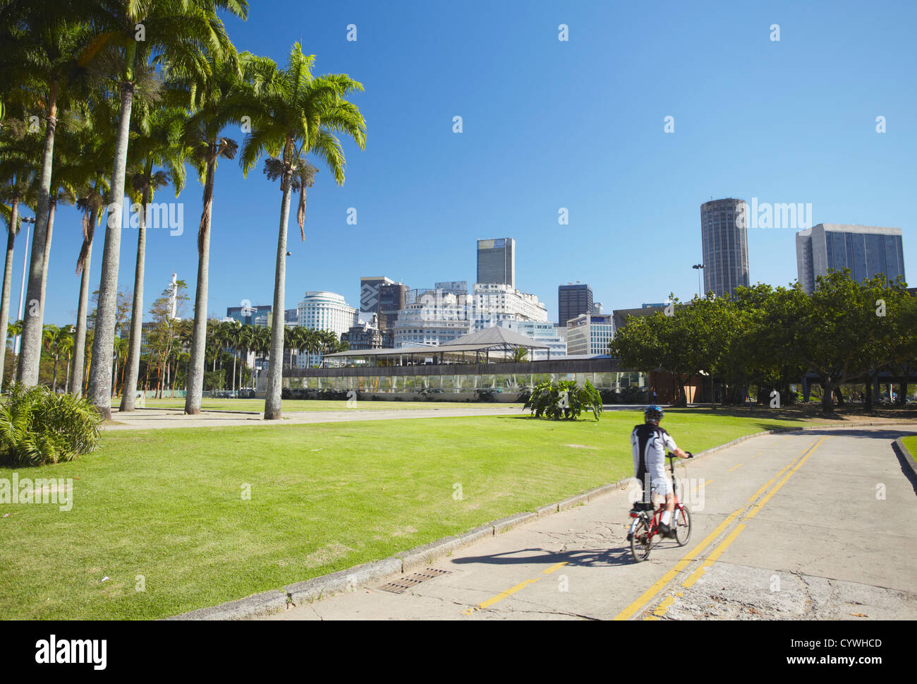 Uomo in bicicletta attraverso il Parque do Flamengo, centro di Rio de Janeiro, Brasile Foto Stock