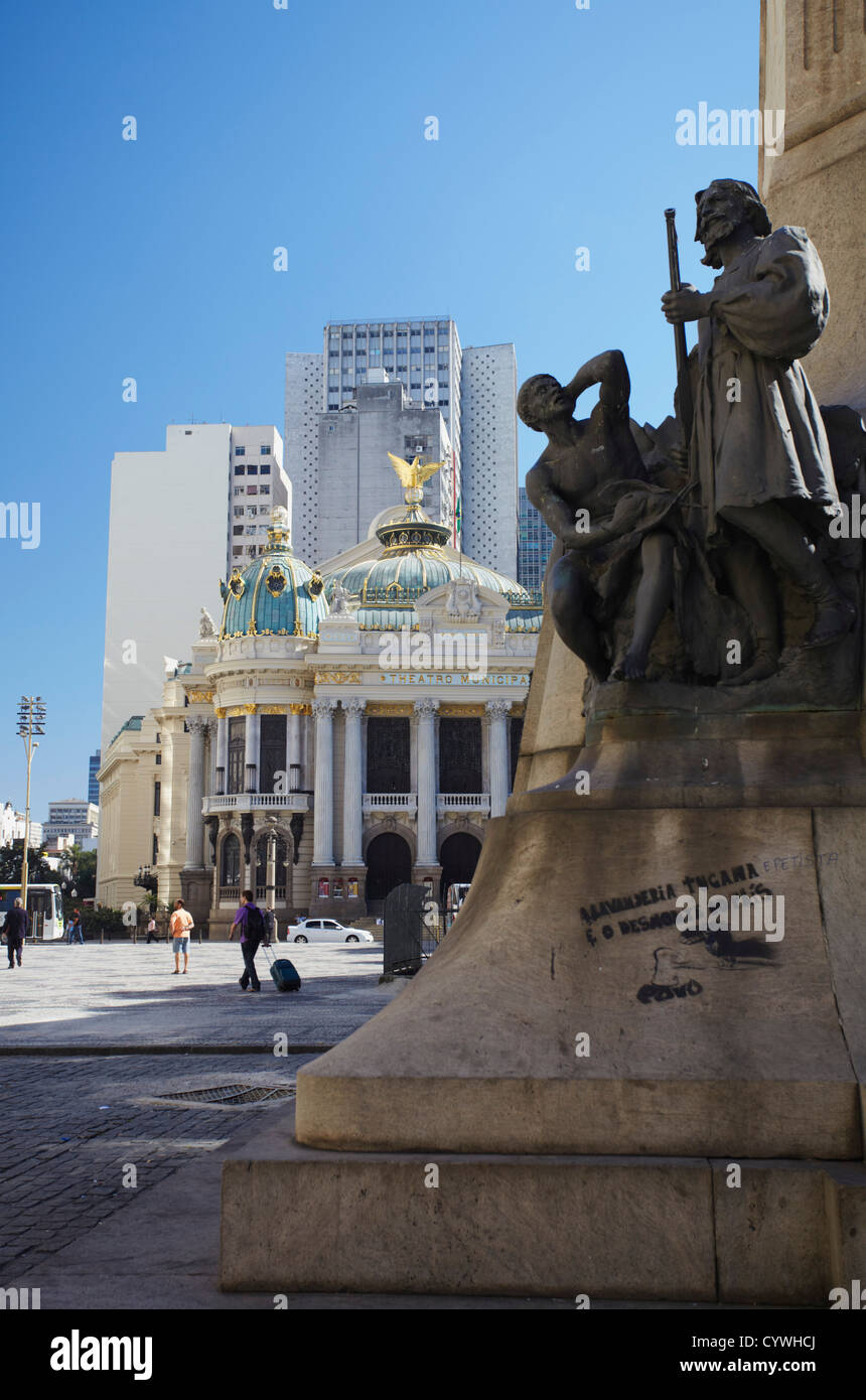 Monumento e Theatro Municipal in Praca Floriano (Floriano piazza), centro di Rio de Janeiro, Brasile Foto Stock