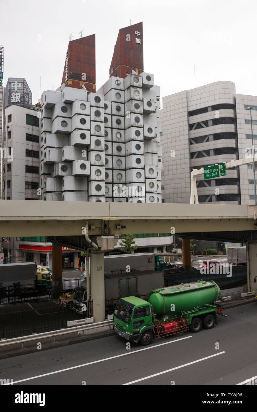 La Nakagin Capsule Tower dell'architetto Kisho Kurokawa nel 1972 a Shimbashi Tokyo Giappone. Esso è previsto per la demolizione. Foto Stock