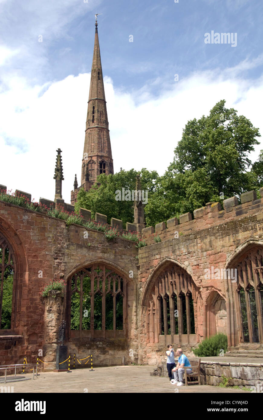 WARWICKSHIRE;COVENTRY; sezione della bomba ha danneggiato navata della Cattedrale Coventry con chiesa della Santa Trinità la guglia IN BACKGROUND Foto Stock