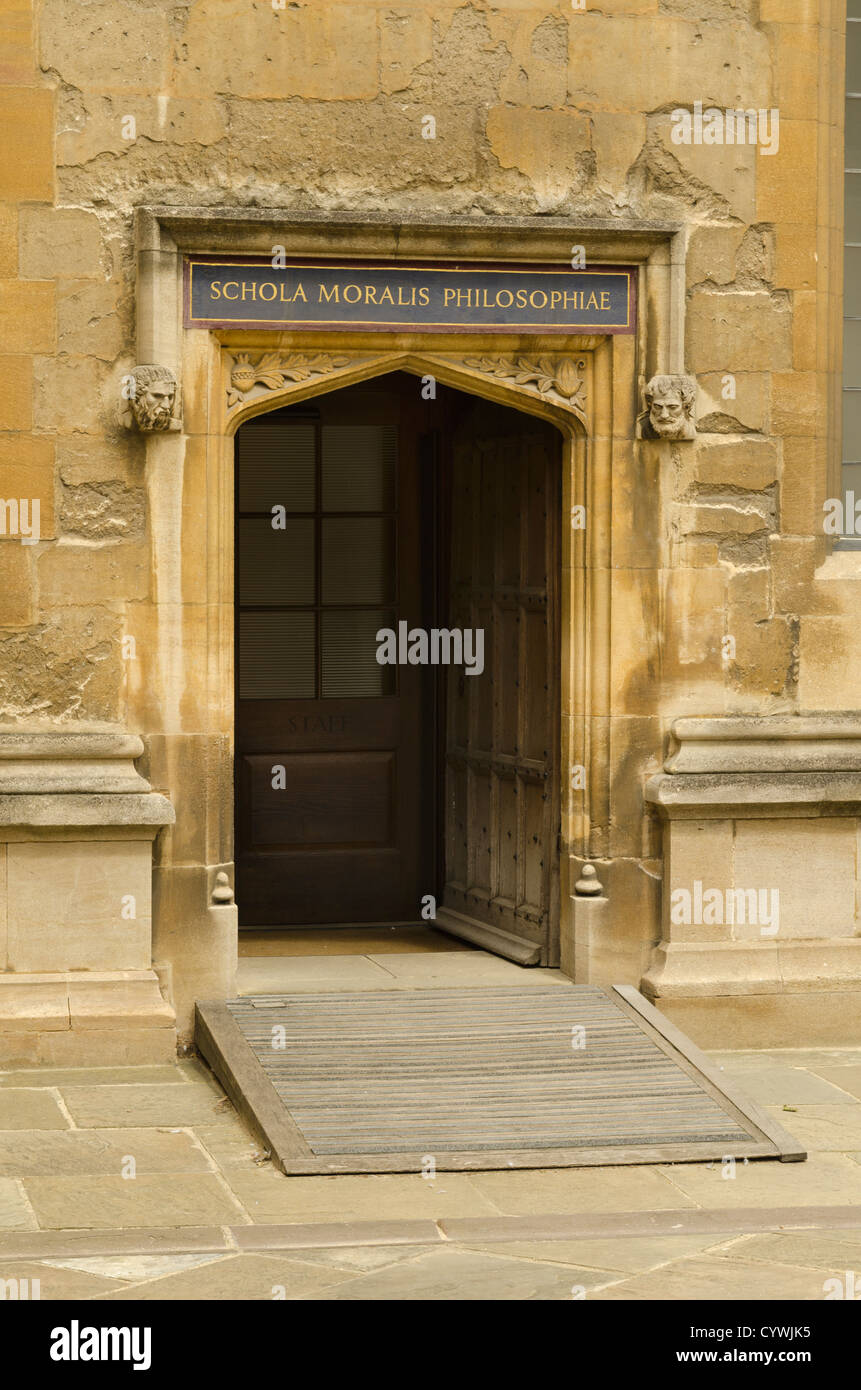 Aprire la porta alla Schola Moralis Philosophiae (scuola di filosofia morale) nel quadriportico della biblioteca Bodleian Library Oxford Regno Unito Foto Stock