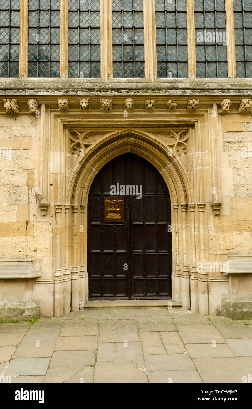 Ingresso laterale porta a Merton College Chapel Oxford Regno Unito Foto Stock