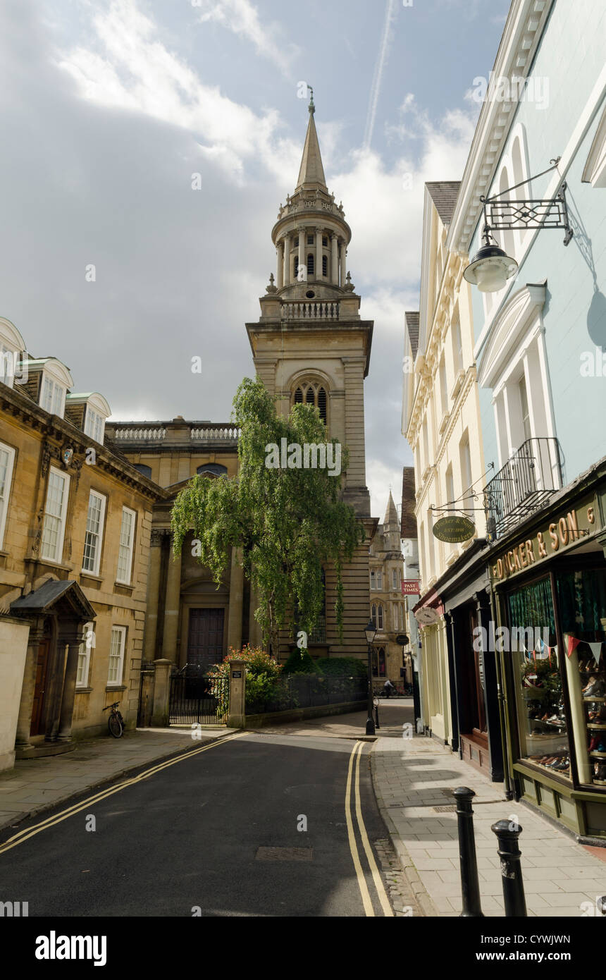 Oxford city back street con Santa Maria Vergine chiesa in background Foto Stock