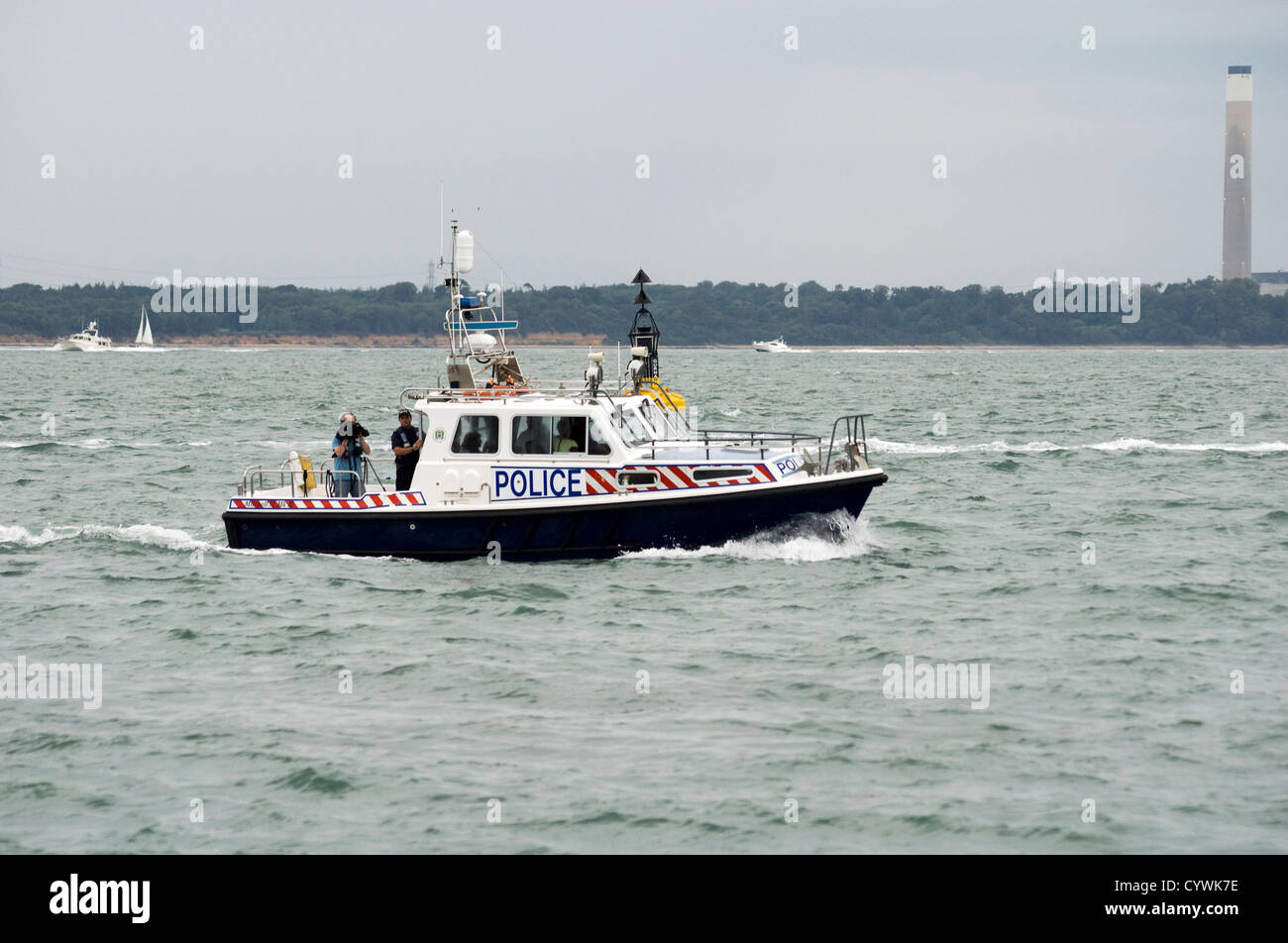 Una barca di polizia nel Solent appena fuori l'Isola di Wight in Inghilterra Foto Stock