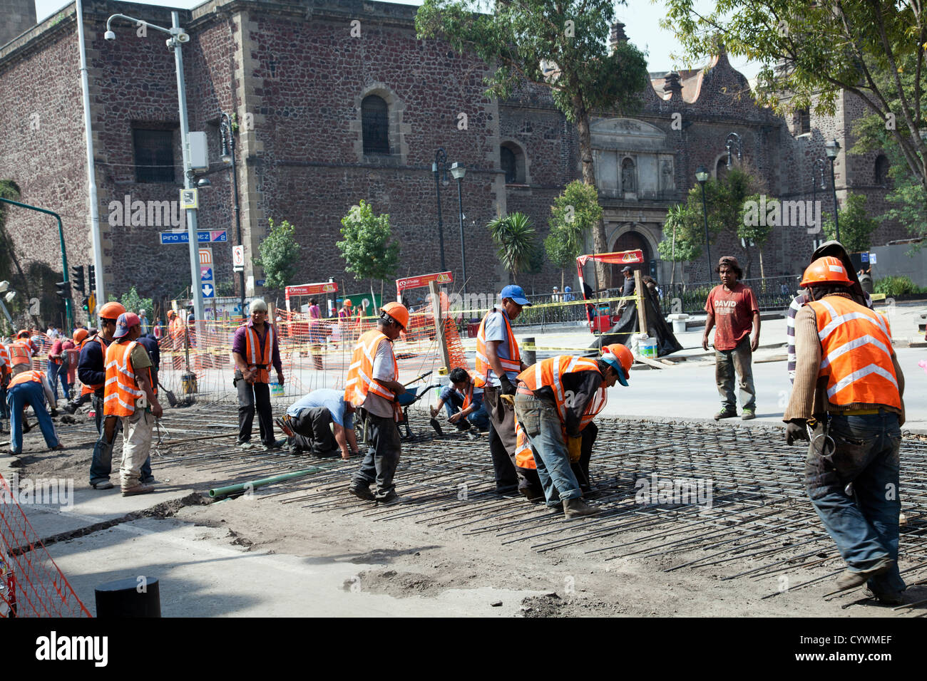 Lavoratori edili posa di griglia metallica fondamenti su strada, José María Pino Suárez, in Città del Messico DF Foto Stock