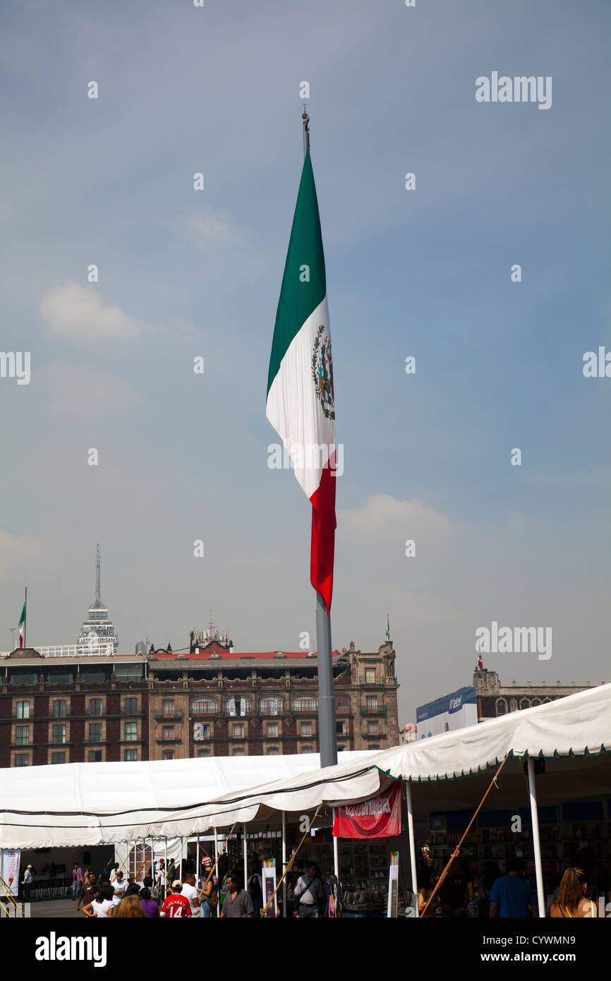 Grande bandiera messicana in Zocalo a Città del Messico DF Foto Stock
