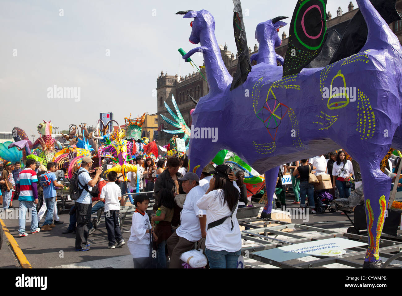 Alebrijes annuale sfilata il Zocalo a Città del Messico DF - 'Piriomaniaco' Scultura su lato destro Foto Stock