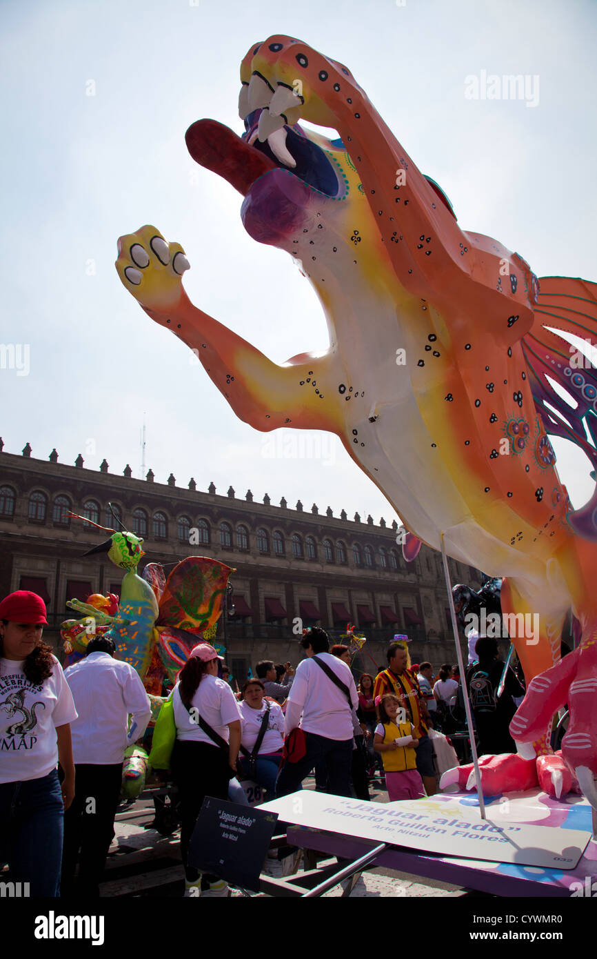 Alebrijes annuale sfilata il Zocalo a Città del Messico DF - 'jaguar Alado' Foto Stock