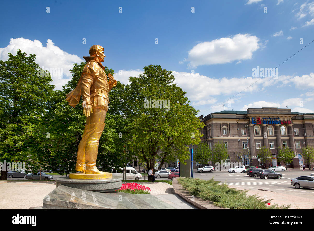 La statua dorata di Anatoliy Solovyanenko, Donetsk, Ucraina, Foto Stock