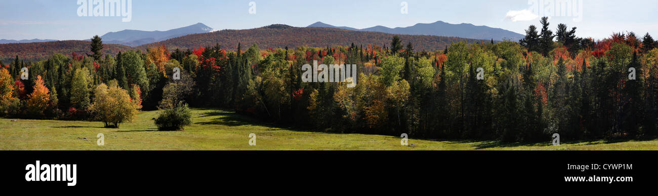 Una giornata autunnale nelle Montagne Adirondack, dello Stato di New York, Stati Uniti d'America, Vista panoramica Foto Stock
