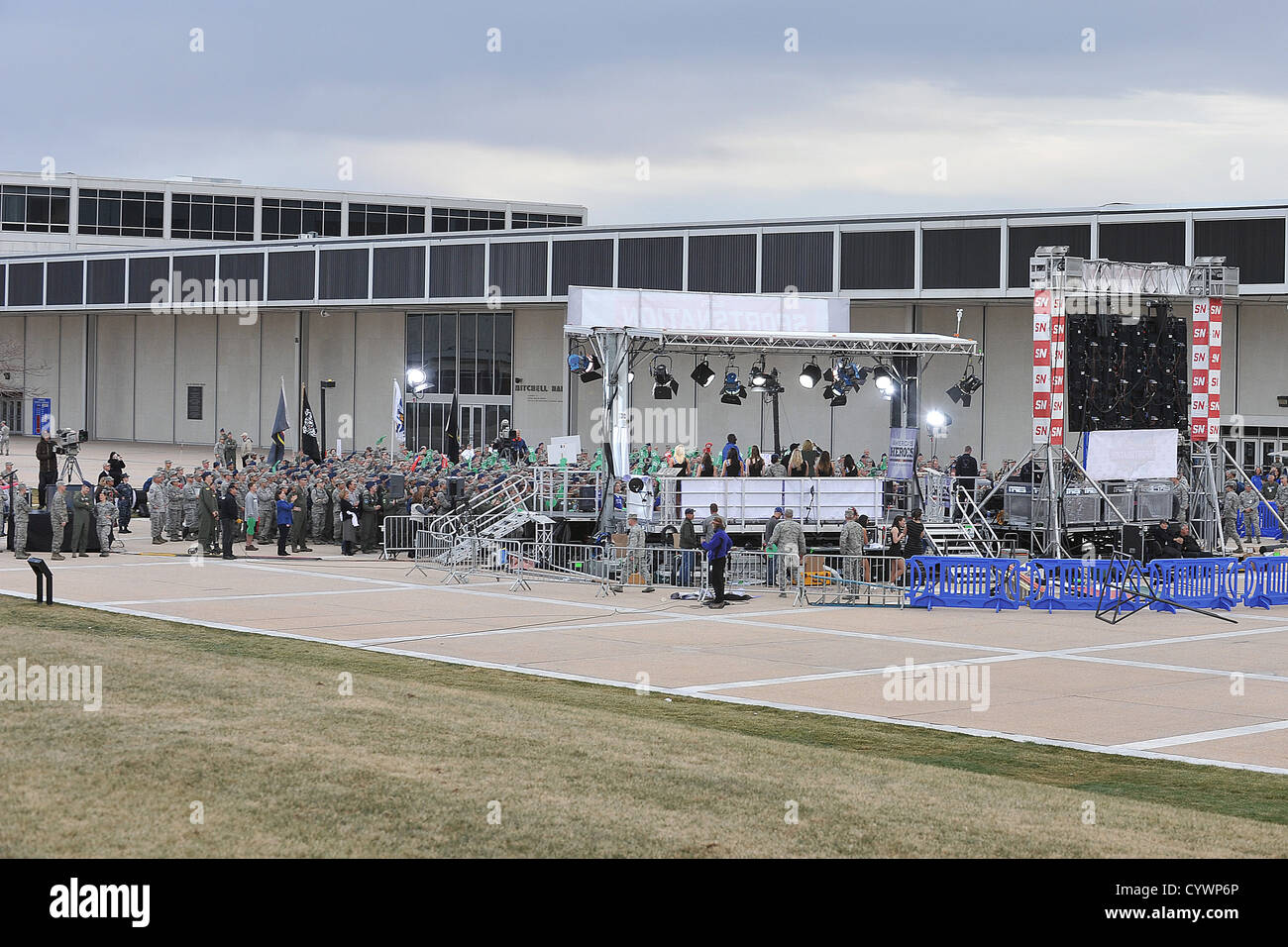 SportsNation di ESPN trasmette in diretta di fronte alla Mitchell Hall della U.S. Air Force Academy a Colorado Springs, mostrando attività sul terrazzo e salutare i veterani l'8 novembre 2012. Foto Stock