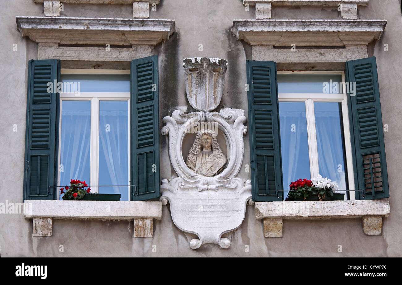 Finestre rinascimentali su una villa nel centro storico di Verona, Veneto,  Italia Foto stock - Alamy