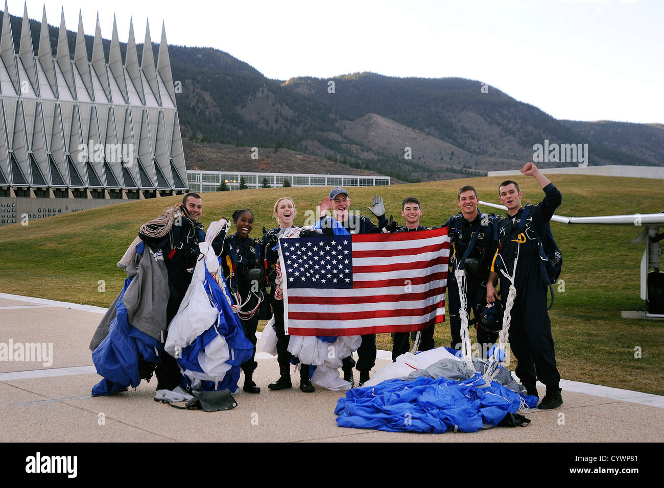 La squadra di paracadute Wings of Blue della U.S. Air Force Academy posa per le telecamere durante una trasmissione in diretta di SportsNation dal terrazzo dell'Accademia l'8 novembre 2012, a Colorado Springs, Colosso. L'evento ha onorato i veterani in un saluto pubblico. Foto Stock