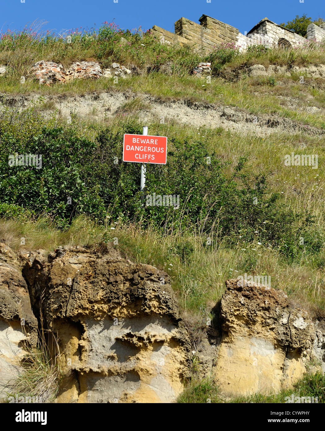 Attenzione scogli pericolosi segno Inghilterra Scarborough Regno Unito Foto Stock