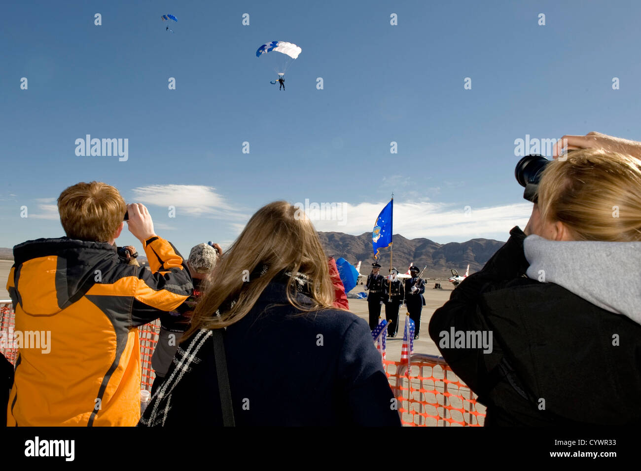 Nazione di aviazione spettatori guarda come NEGLI STATI UNITI Air Force Academy di ali di Blue Team paracadute freefalls Nov.10, 2012, a Nellis Foto Stock