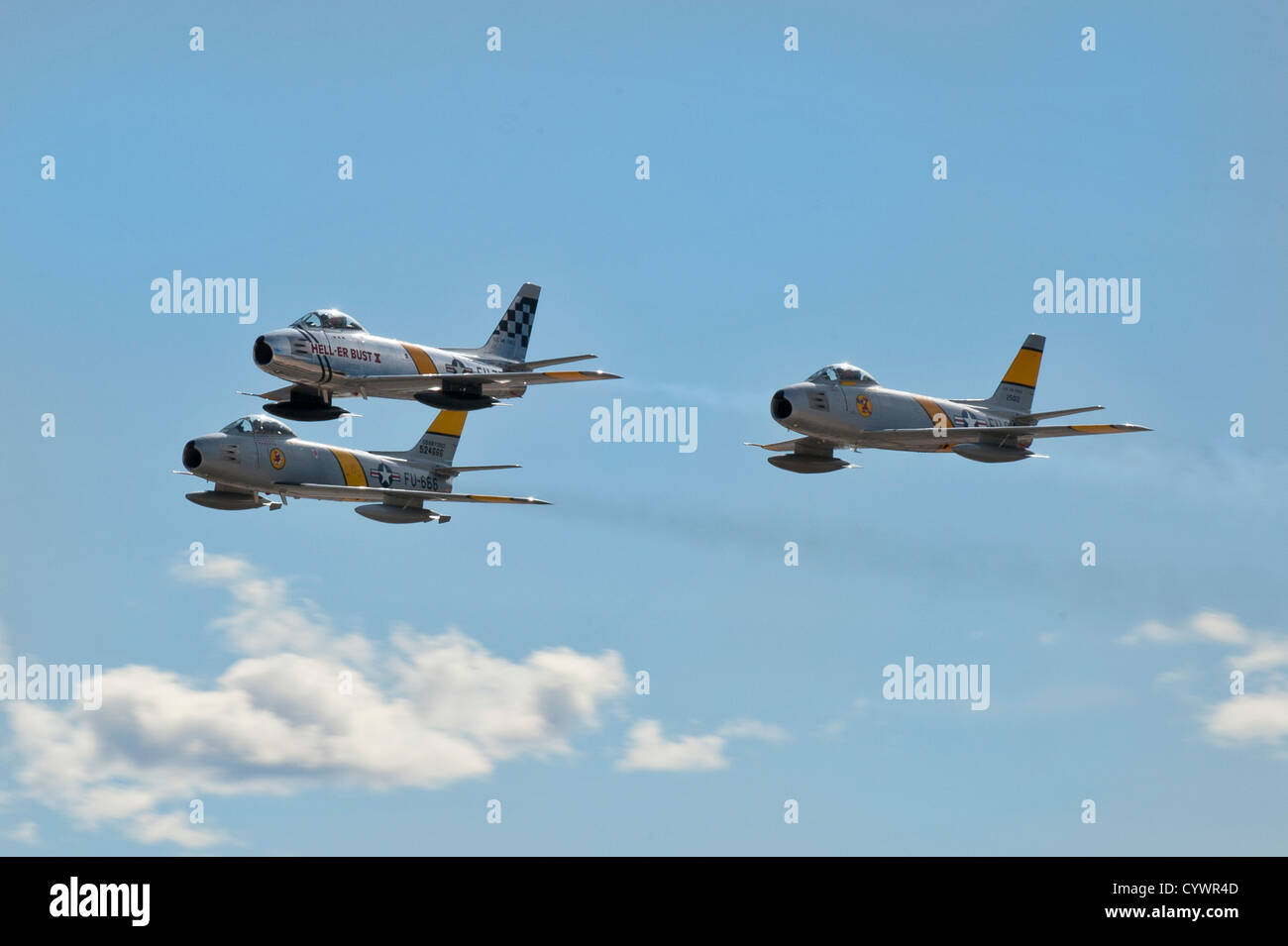 A tre navi di F-86 Sabre's vola sopra la folla durante l annuale Aviation Nazione open house nov. 10, 2012, presso la Base Aerea Militare di Nellis Nev. Nazione di aviazione è il libero più grande evento pubblico in Nevada. Foto Stock