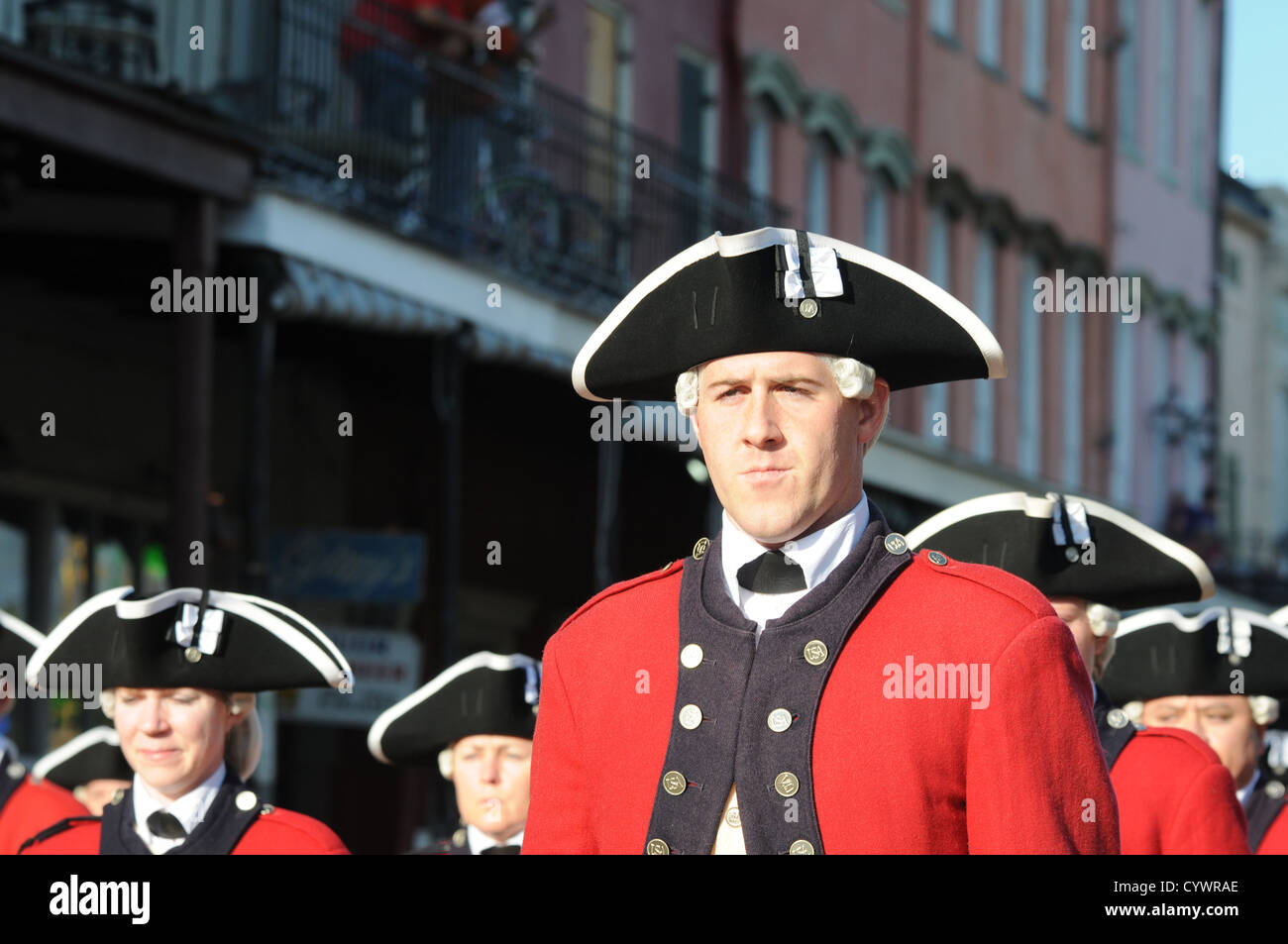 L'Old Guard Fife and Drum Corps di Washington, D.C., si esibì durante la Louisiana Bicentennial Military Parade nel quartiere francese, celebrando la storia militare della Louisiana e onorando i veterani. Foto Stock