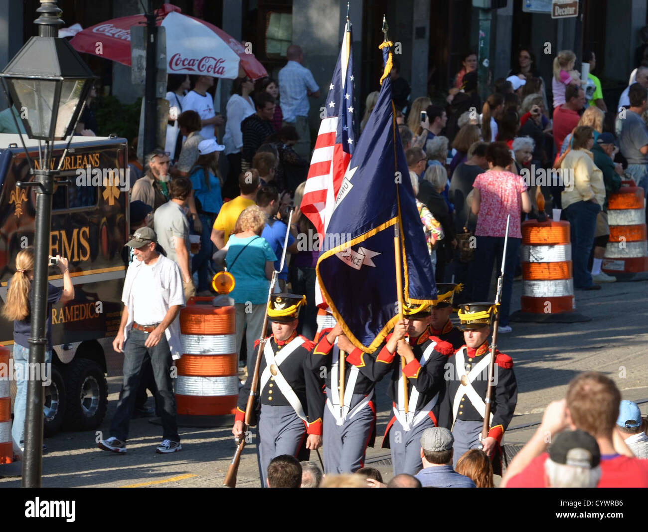 La 1/141st Field Artillery porta le bandiere statali e nazionali durante la Louisiana Bicentennial Parade a New Orleans, indossando 1814 insegne storiche per onorare la storia dello stato. Foto Stock