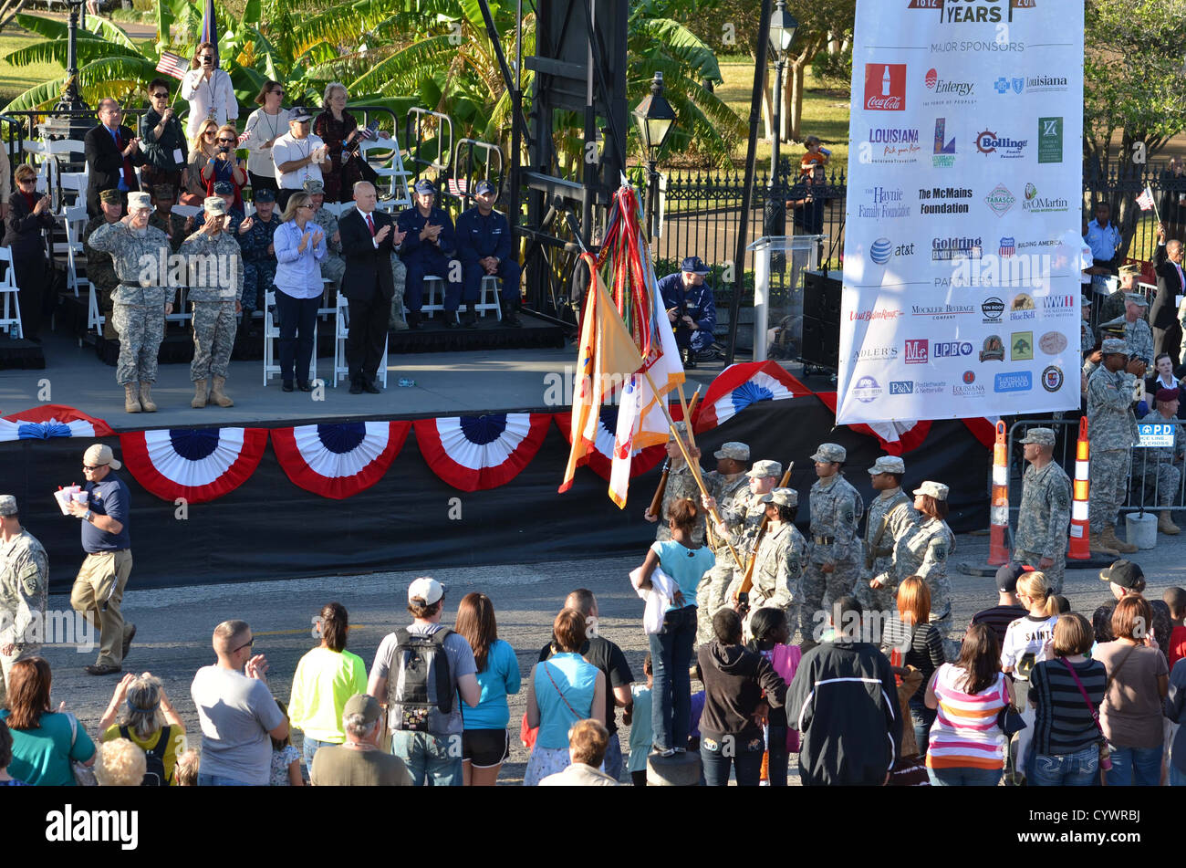 Il maggiore generale Peter Lennon e il sergente di comando Nagee Lunde salutano il 377° Theater Sustainment Command durante la Louisiana Bicentennial Military Parade, onorando le tradizioni militari e i veterani. Foto Stock