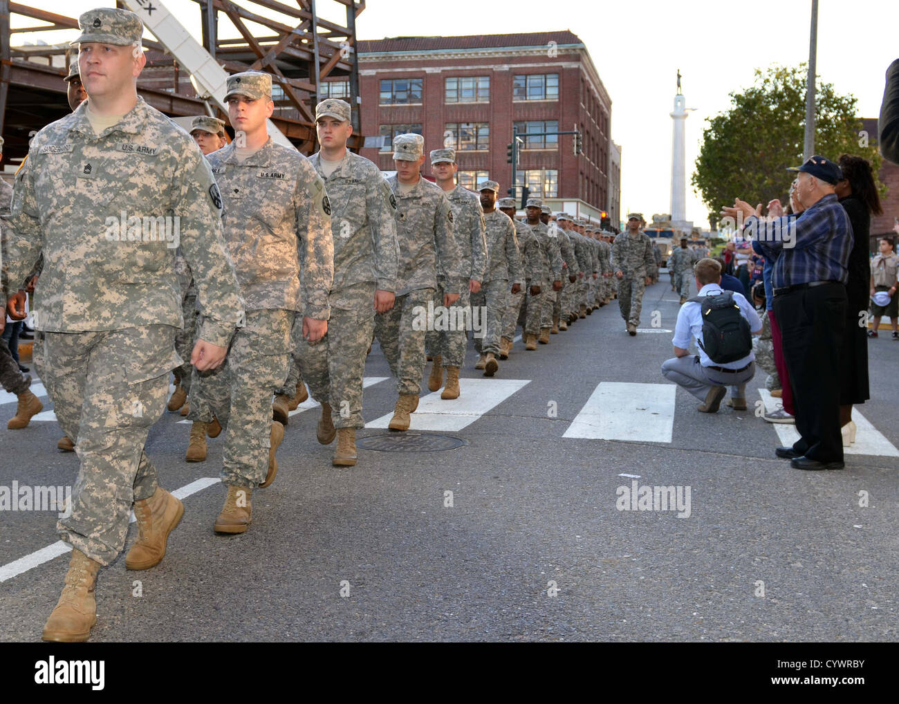 I soldati della U.S. Army Reserve sono onorati dai civili durante la Louisiana Bicentennial Military Parade nel quartiere francese di New Orleans il 10 novembre. Foto Stock