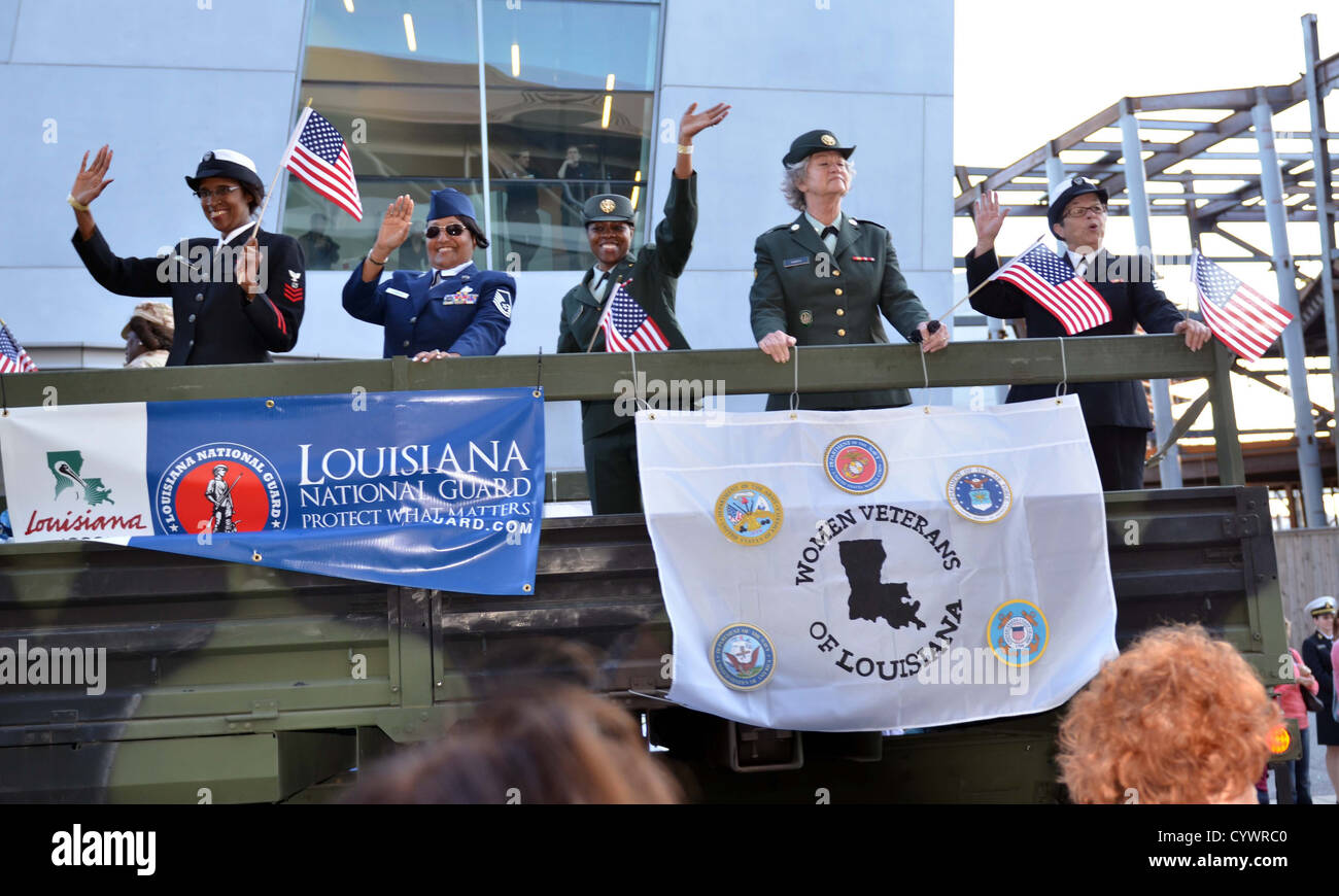 Le donne veterane della Louisiana partecipano alla Louisiana Bicentennial Military Parade di New Orleans, in onore dei veterani e dei membri del servizio. Foto Stock