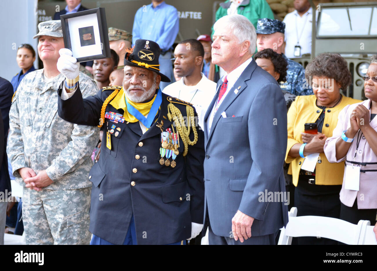 George Jones, del New Orleans' Buffalo soldati' detiene il dog tag di un caduto Louisiana soldato che è stato perso durante la II Guerra Mondiale in Normandia, Francia e fu recuperato solo due settimane fa. Il dog tag è stato presentato per la nazionale II Guerra Mondiale Museo d Foto Stock