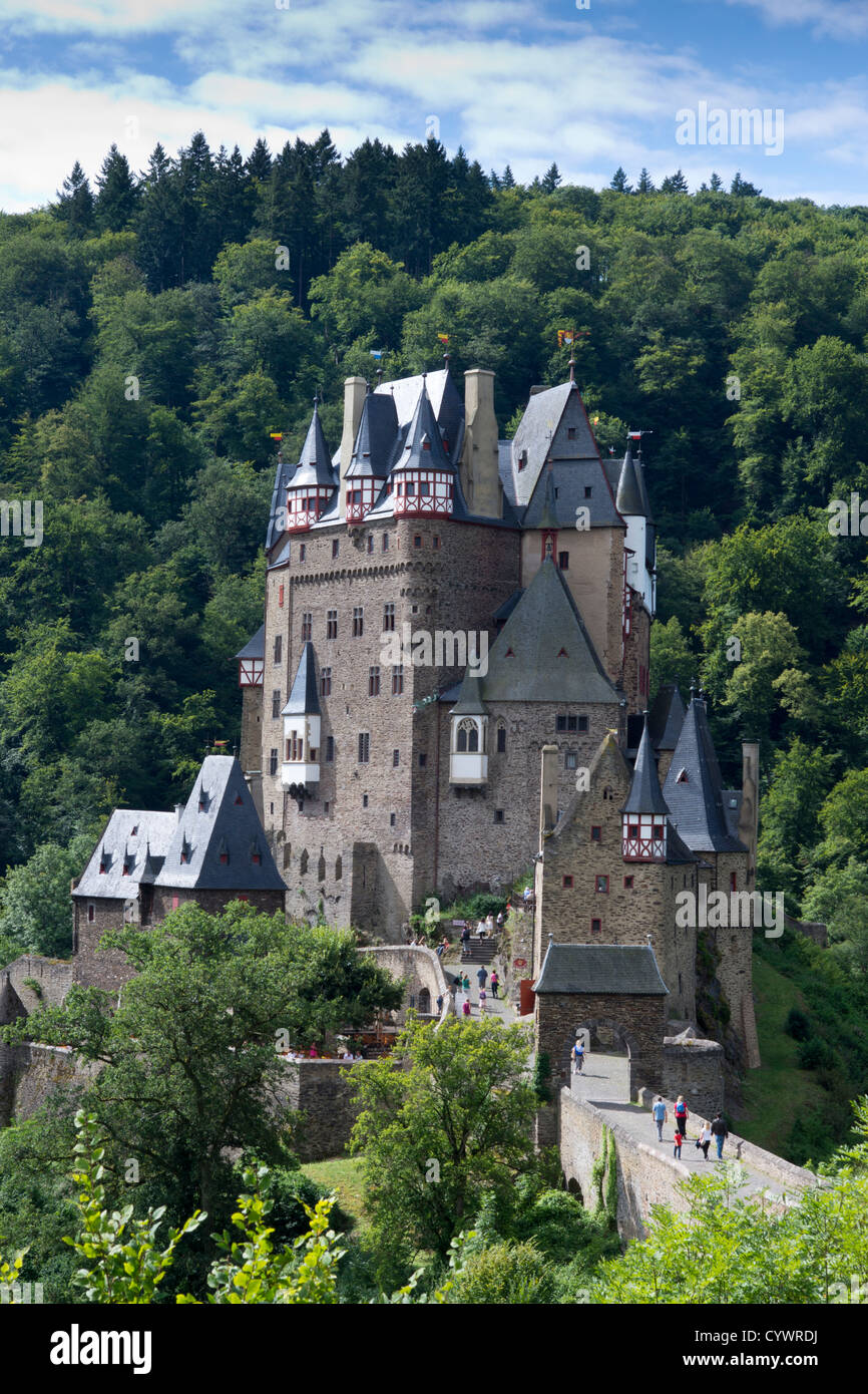 Castello Eltz, la collina del castello nella Valle Elz, Muenstermaifeld, distretto Mayen-Koblenz, Renania-Palatinato, Germania, Europa Foto Stock