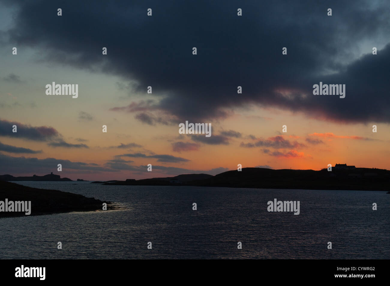 Sunset over Vaila il suono alla Torre Vaila sull isola di Vaila, Westside, Isole Shetland Foto Stock