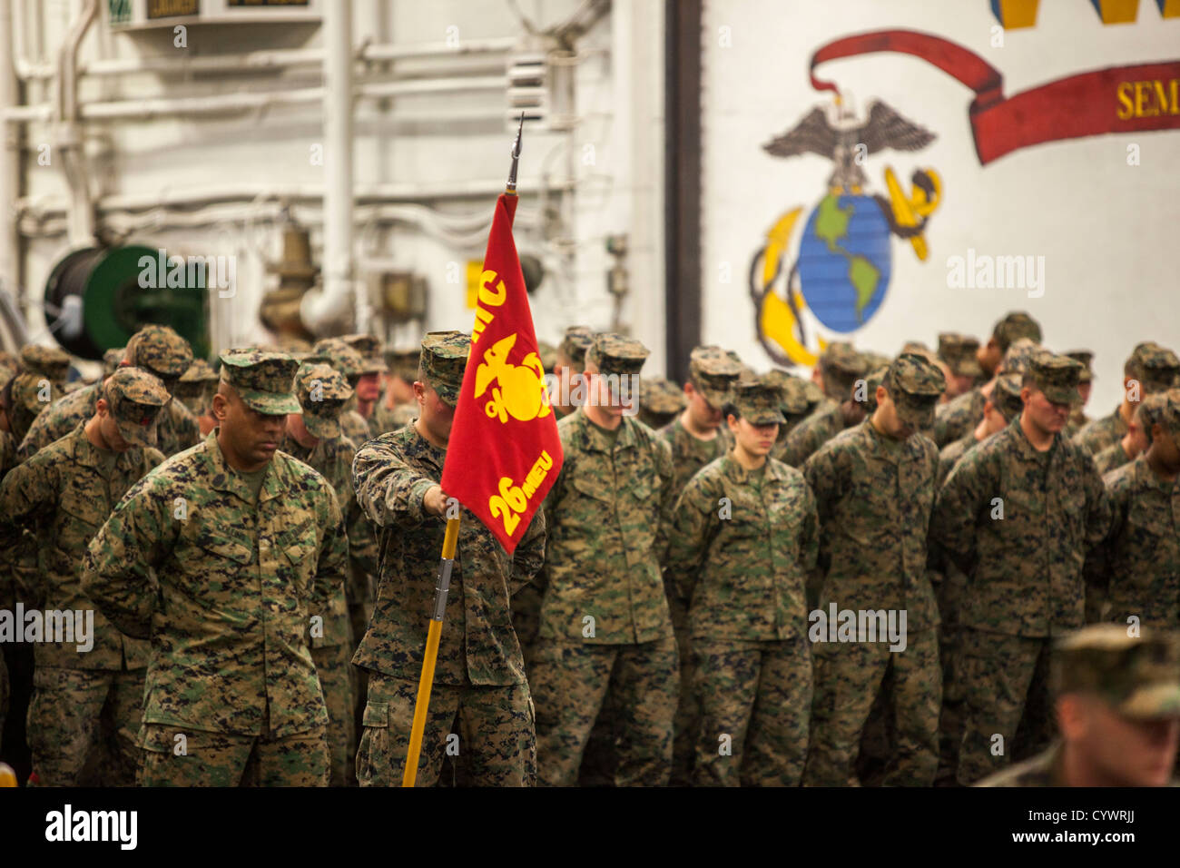 Marines e velisti assegnati per il ventiseiesimo Marine Expeditionary Unit (MEU), stand alla sfilata di riposo durante una preghiera a U.S. Marine Foto Stock