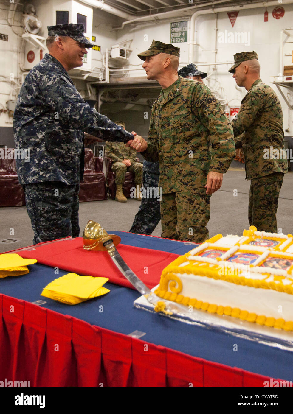 Col. Matteo St. Clair, 26 Marine Expeditionary Unit comandante, scuote le mani con il cap. Gary Boardman, USS Wasp virgola Foto Stock