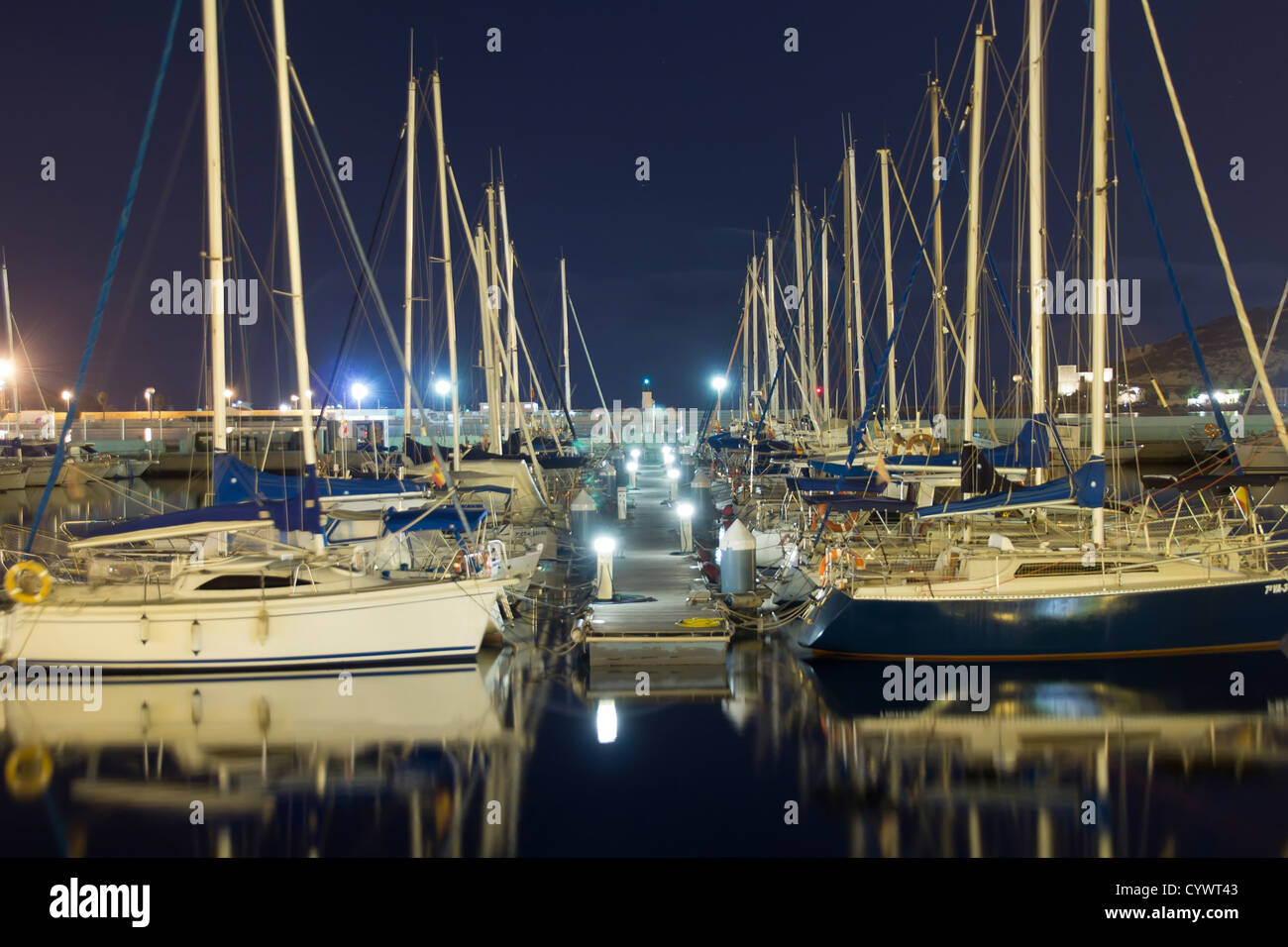 Barche a vela nel porto di notte Foto Stock